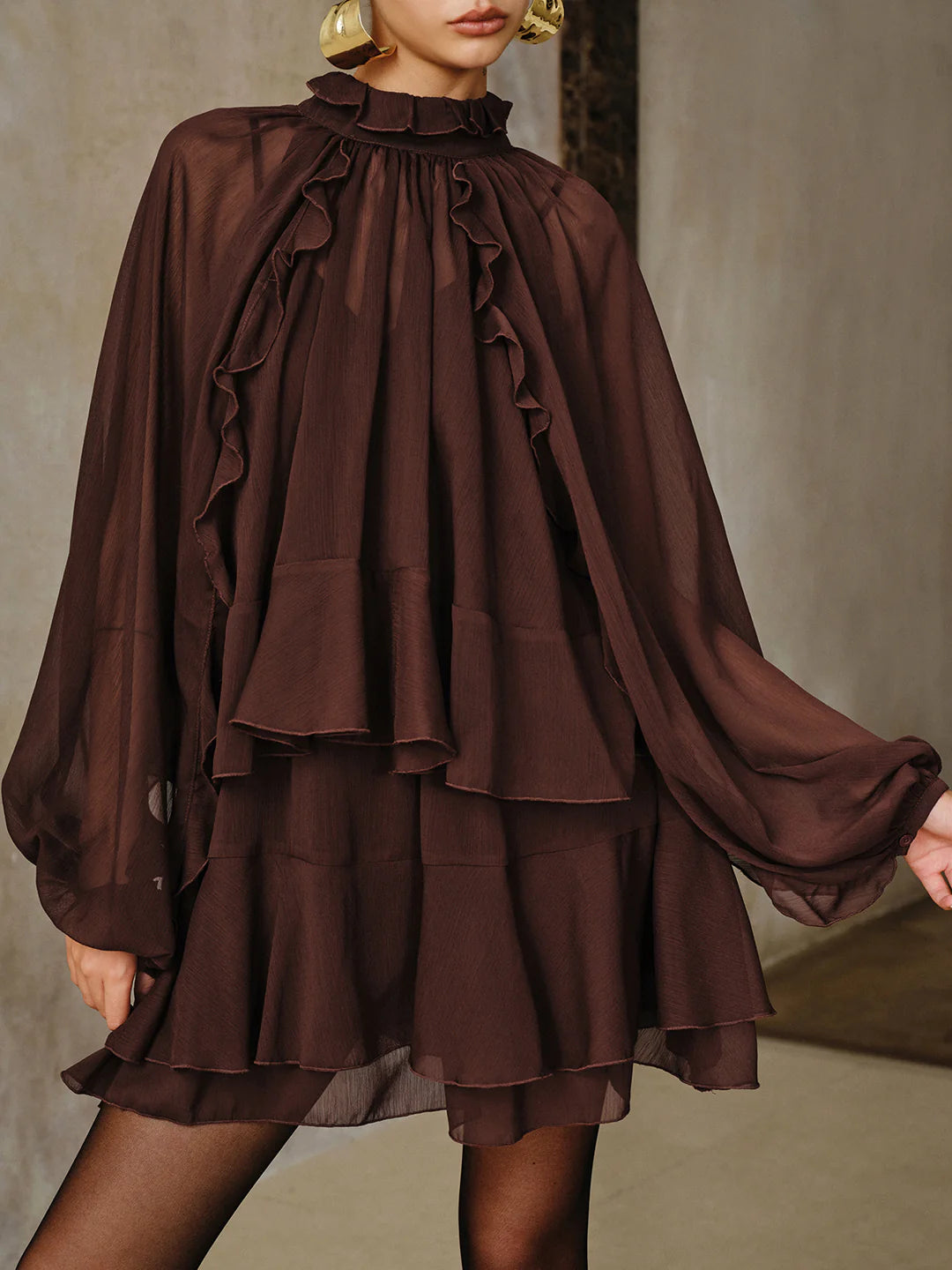 Conjunto de mini vestido de gasa con volantes escalonados y forro