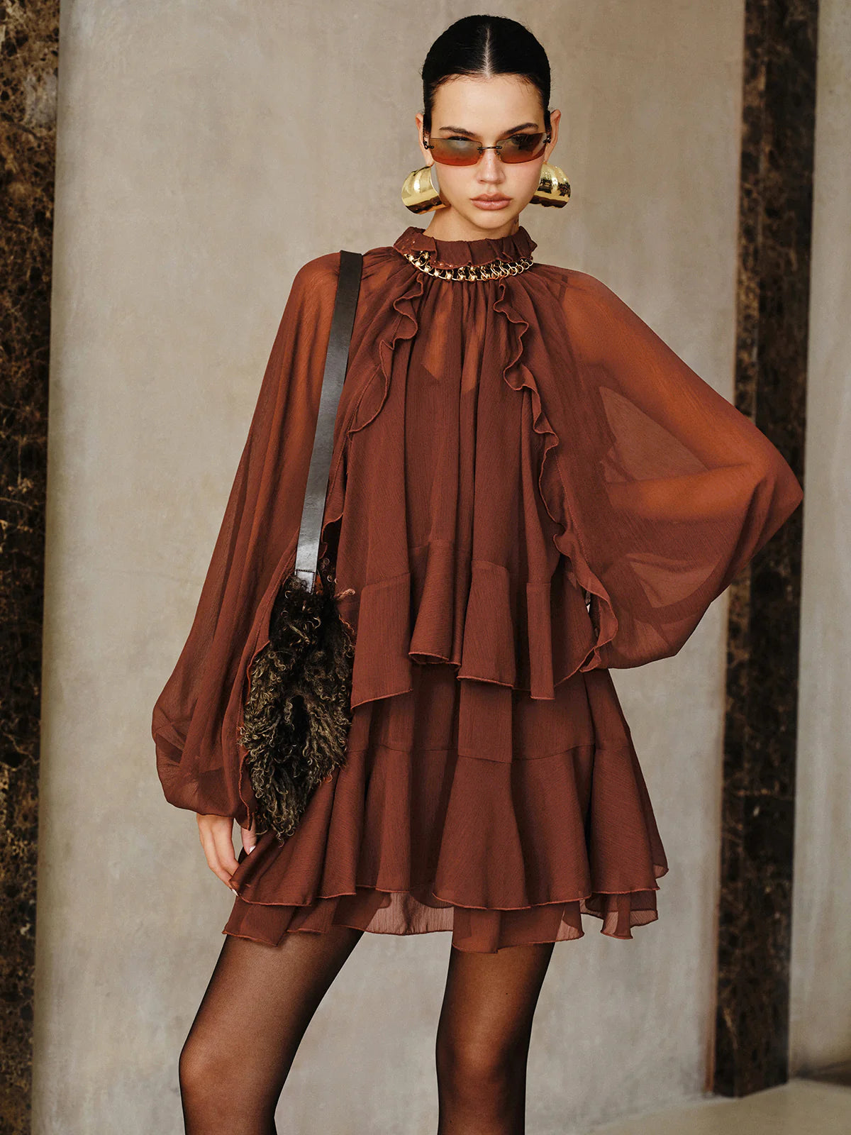 Conjunto de mini vestido de gasa con volantes escalonados y forro
