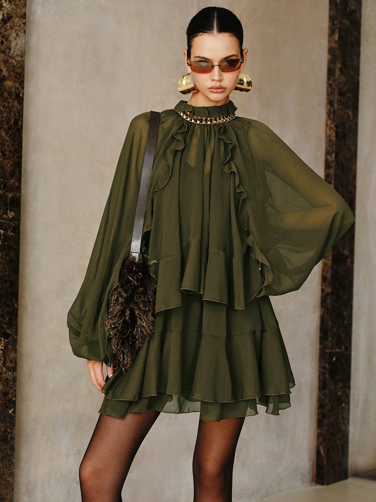Conjunto de mini vestido de gasa con volantes escalonados y forro